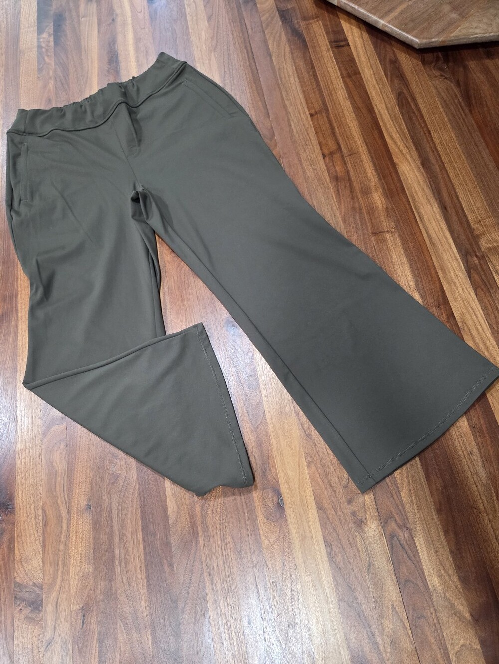 HALARA Flex Day Stretch Mid Rise Side Zipper Pocket Work Flare Pant Petite Med